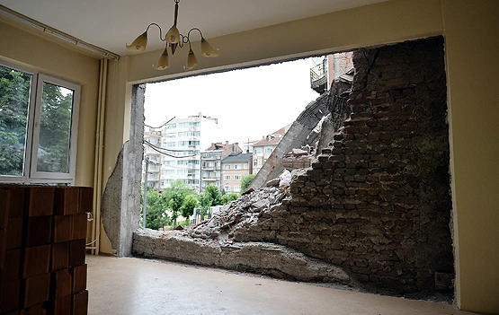 Kentsel dönüşüm çalışmasında yan binanın duvarı yıkıldı